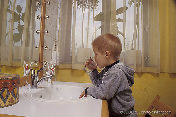 petit garon buvant un verre d'eau - little boy drinking a glass of wate